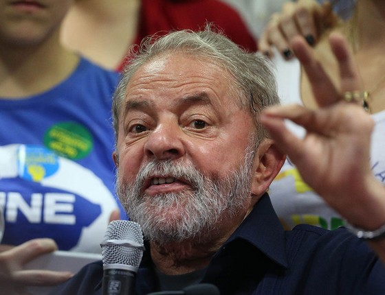 O ex-presidente Lula durante coletiva de imprensa na sexta-feira, dia 4, após ação da PF na Operação Aletheia (Foto:  EFE/LEO BARRILARI)