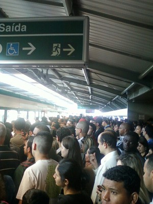 Pessoas se aglomeram no embarque da estação Tamanduateí, na manhã desta terça-feira (9) (Foto: Laerte Vidal Junior/VC no G1)