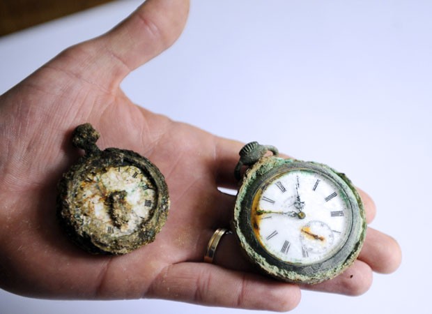 Relógios encontrados junto a ossada na França (Foto: Jean-Christophe Verhaegen/AFP)