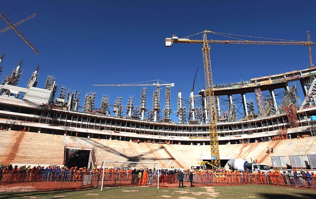 obras no estádio Nacional de Brasília Mané Garrincha Copa 2014 (Foto: AP)