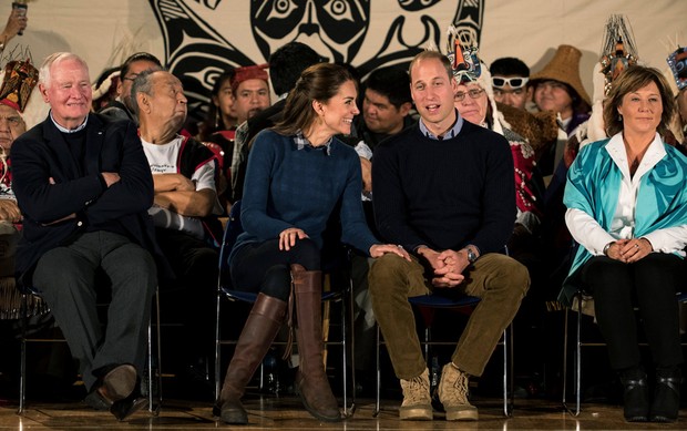 Kate Middleton usa botas de cano alto, calça jeans e casaco bege em dia de chuva na viagem pelo Canadá (Foto: Reuters)
