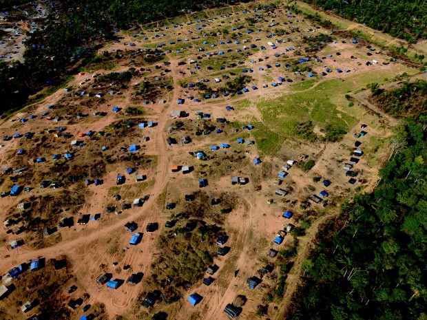 Cerca de cinco mil famílias estão morando  em barracas improvisadas em rodovia no Amazonas (Foto: Chico Batata/Agecom)
