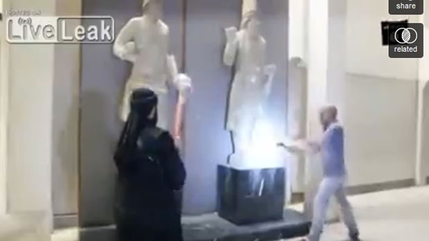 Militantes do Estado Islâmico destroem obras de arte em museu em Mossul, no Iraque (Foto: Reprodução/LiveLeak/John Smith AlMalek)