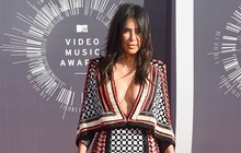 Kim Kardashian vai a premiação com as irmãs e aposta em megadecote