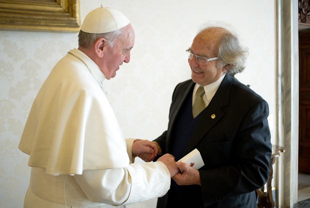 O Papa Francisco e o ativista Adolfo Pérez Esquivel durante encontro nesta quinta-feira (21) (Foto: AFP)
