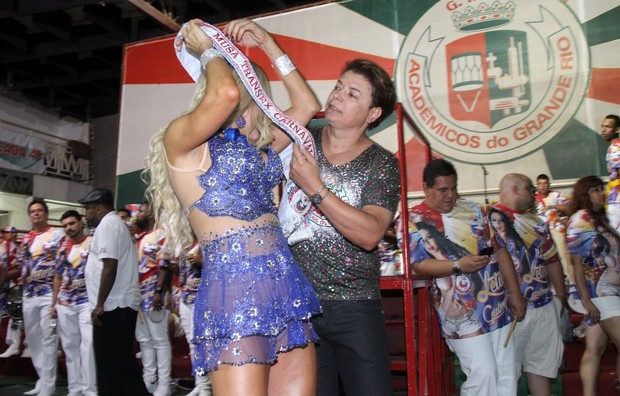 Mulher Abacaxi recebe de David Brasila Faixa de Musa da Escola de Samba Inocentes de Belford Roxo (Foto: Divulgação)