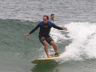 Humberto Martins surfa na praia do Recreio, no Rio