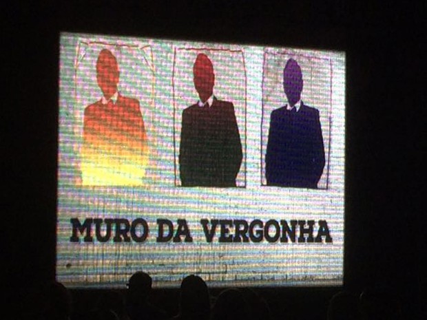 Telão exibiu nomes de deputados contra o impeachment ou indecisos (Foto: Daniel Silveira/G1)