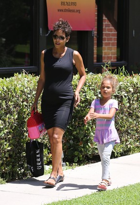 Grávida, Halle Berry e a filha Nahla em Los Angeles, nos Estados Unidos (Foto: Splash News/ Agência)