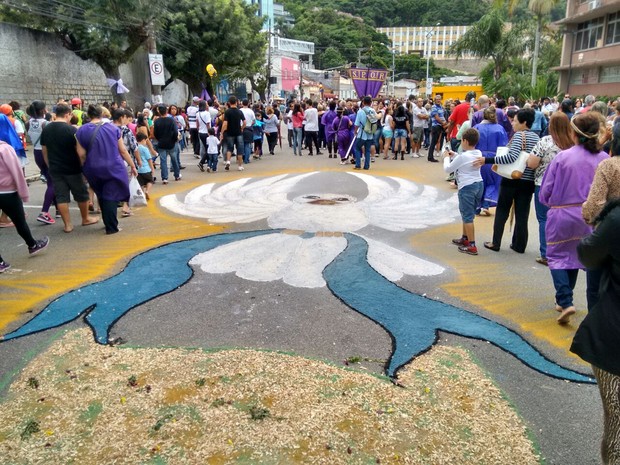 Muitos fiéis decoraram as ruas durante a manhã (Foto: Marcos Silva/Divulgação)
