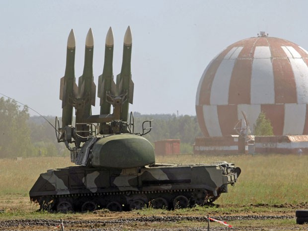 Foto de arquivo de 2010 mostra o sistema de míssil Buk 2 em um show militar nos arredores de Moscou, na Rússia (Foto: Mikhail Metzel/ AFP)