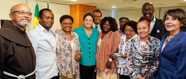 Dilma Rousseff reuniu lideranças e personalidades negras para sanção da lei de cotas em concursos (Foto: Roberto Stuckert Filho/PR)
