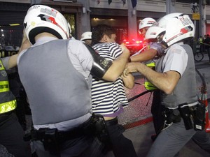 Policial prende homem em local próximo da concentração da manifestação em SP (Foto: Gabriela Biló/Futura Press)