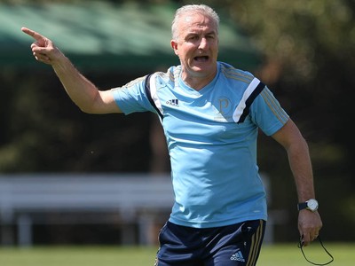 Dorival já consegue o que Gareca não pôde fazer em 13 jogos: repetir o time