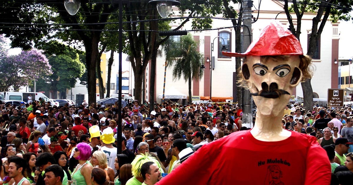 Atibaia leva às ruas tradicionais bonecões no Carnaval 2017 - Globo.com