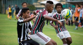 Ao fundo, Paulo Vitor defende o Fluminense contra o Botafogo: garoto está indo para o Vasco (Foto: Bruno Haddad/Divulgação FFC)