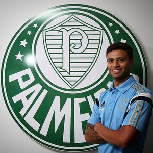 Cleiton Xavier viaja para Alagoas e é aguardado quinta-feira no Verdão