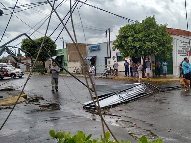 Vento chegou a atingir 80 km/h em algumas cidades da região (Foto: Pona Amaral/VC no G1)