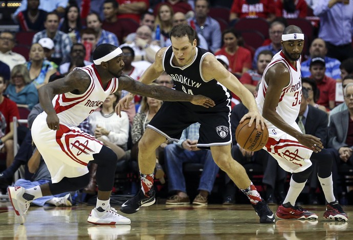 Bojan Bogdanovic tenta controlar a bola cercado por marcadores dos Rockets (Foto: Reuters)