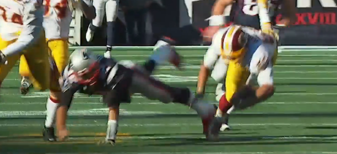 NFL - Tom Brady tackle (Foto: Reprodução / NFL) NFL - Tom Brady tackle (Foto: Reprodução / NFL)