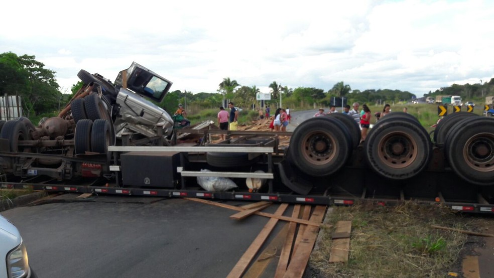 Motorista teve um ferimento na cabeça (Foto: Corpo de Bombeiros/Divulgação)