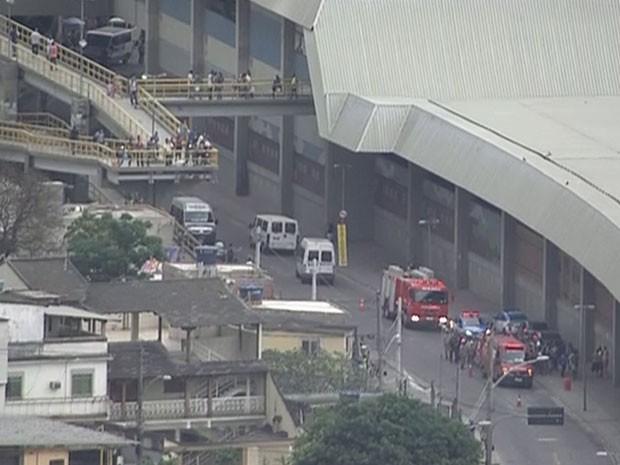 Carros do Corpo de Bombeiros participavam de operação policial em Costa Barros  (Foto: Reprodução/TV Globo)