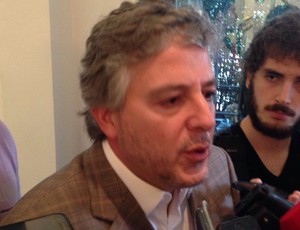 Nobre lamenta postura da torcida e condena sinalizadores na arena