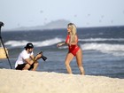 Ops! Veridiana Freitas é flagrada trocando de roupa em plena praia no Rio