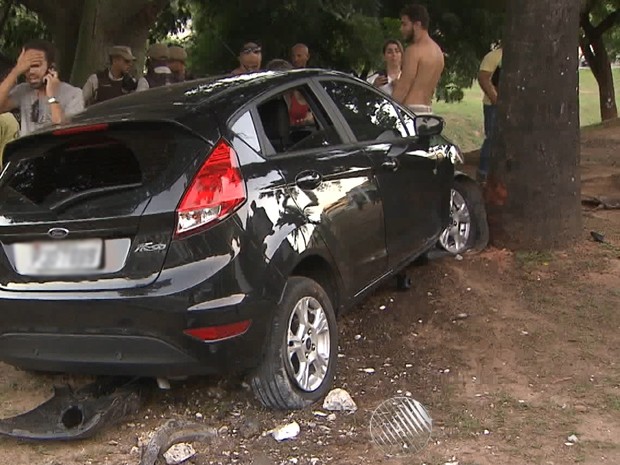 Carro subiu em canteiro e bateu em árvore, na Av. Juracy Magalhães (Foto: Reprodução/TV Bahia)