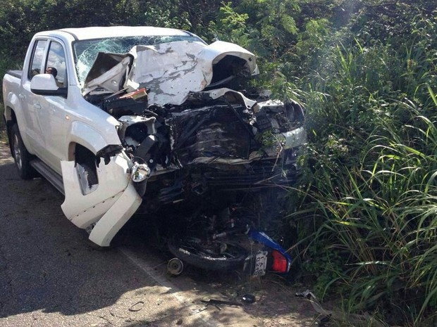 Duas pessoas morrem em colisão entre moto e caminhonete  (Foto: Cacio Goz / Você na TV Sergipe)