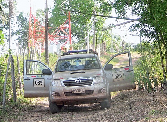 Carro da Samarco que impedia o acesso à instalação de antenas (Foto: Hudson Corrêa)