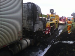 Caminhão pegou fogo na Dutra em Caçapava. (Foto: Peterson Grecco/TV Vanguarda)