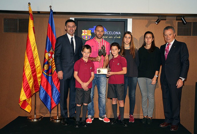 Mascherano ganha prêmio no Barcelona (Foto: Reprodução / Site oficial do Barcelona)