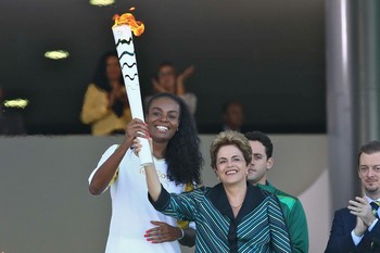 Fabiana Claudino ao lado da presidende Dilma Rousseff (Foto: Célio Messias)