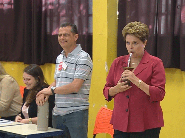 Dilma Rousseff tomou chimarrão da cuia de mesário antes de votar em zona eleitoral de Porto Alegre (Foto: Reprodução/RBS TV)