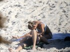 Fernanda de Freitas troca beijos com o namorado em praia do Rio
