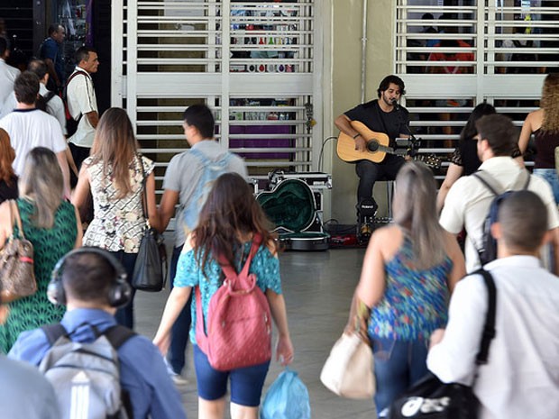 O cantor Phillip Sales, de 25 anos, toca na Estação Central do Metrô do Distrito Federal (Foto: Andre Borges/Agência Brasília)