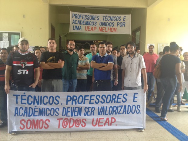 Professores, técnicos e estudantes paralisaram atividades nos campi da Ueap (Foto: Cassio Albuquerque/G1)