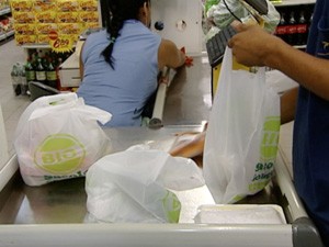 Supermercados de Vitória passaram a cobrar por sacolas biodegradáveis (Foto: Reprodução/TV Gazeta)
