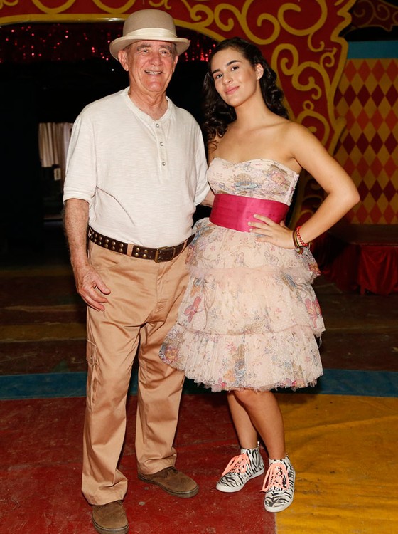 Renato e a filha, Livian Aragão, parceiros de cena em Os saltimbancos Trapalhões - rumo a Hollywood (Foto: Divulgação)