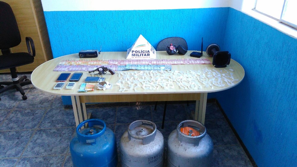 Materiais, como botijões de gás, eram trocados por drogas (Foto: Polícia Militar/Divulgação)