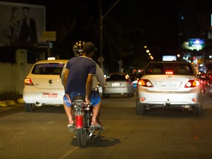 Condutores trafegam pelas principais avenidas de Maceió indiscriminadamente. (Foto: Jonathan Lins/G1)