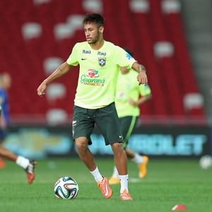 Neymar treina no estádio em Cingapura (Foto: Heuler Andrey / Mowa Press)