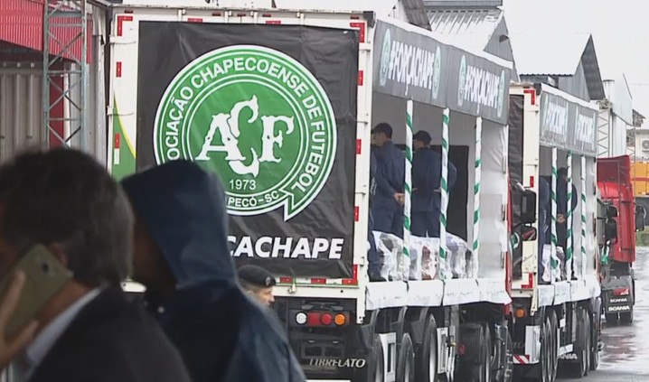 Corpos seguem em carro aberto at a Arena Cond, para velrio coletivo