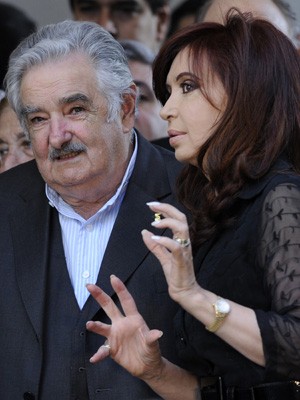 O presidente uruguaio e a colaga argentina, em imagem de 2011 (Foto: Juan Mabromata/AFP)