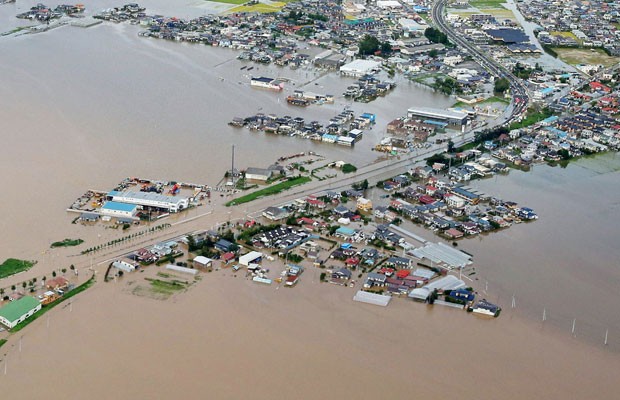 Vista aérea mostra casas e campos de arroz inundados pelo Rio Shibui em Osaki, no Japão, nesta sexta-feira (11) (Foto: Kyodo/Reuters)