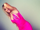 Juju Salimeni escolhe modelito rosa para curtir o primeiro dia do verão