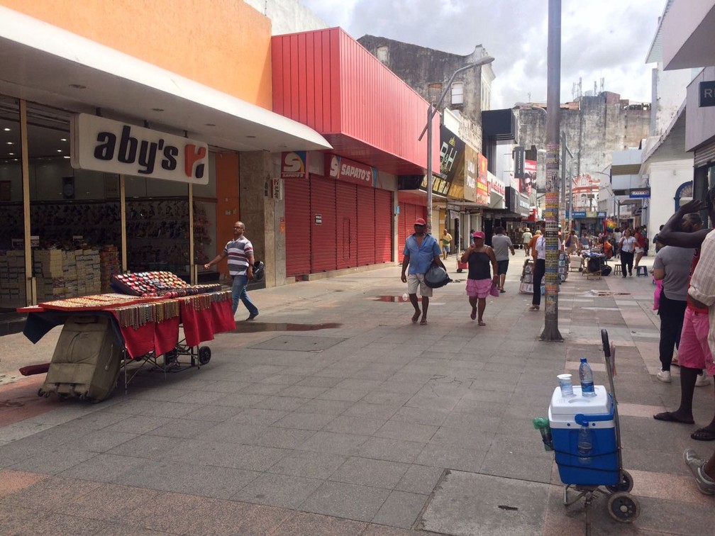 Algumas lojas do centro de Maceió não abriram as portas nesta sexta-feira (Foto: Michelle Farias/G1) Algumas lojas do centro de Maceió não abriram as portas nesta sexta-feira (Foto: Michelle Farias/G1)
