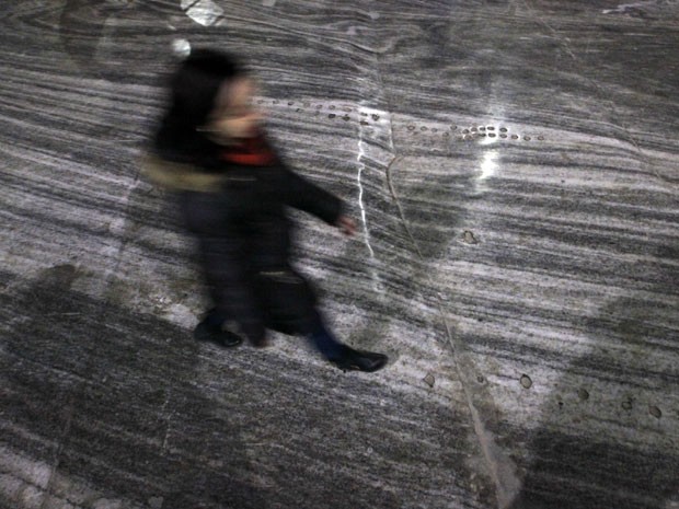 Mulher caminha na Mina de Sal de Praid, na Romênia (Foto: Reuters/Radu Sigheti)