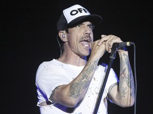 Anthony Kiedes durante show do Red Hot Chili Peppers no festival Coachella, na Califórnia, neste domingo (14) (Foto: Mario Anzuoni/Reuters)